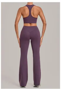 Ensemble de yoga extensible et respirant avec haut de sport et pantalon évasé pour fitness.