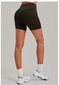 Dettaglio posteriore di pantaloncini da yoga neri a vita alta con effetto push-up fit.