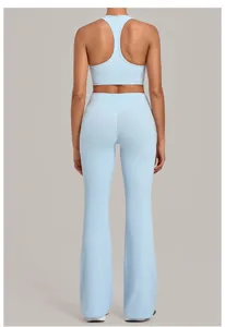Ensemble de yoga respirant bleu clair, gilet de fitness et pantalon évasé vue détaillée.