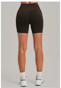 Dettaglio posteriore di pantaloncini da yoga neri a vita alta con arricciatura per fitness.