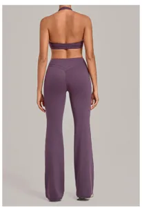 Rückansicht des violetten Neckholder Yoga-Oberteils und der Schlaghose, atmungsaktiv.