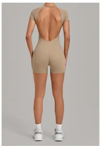 Vue arrière détaillée de la combinaison de fitness kaki avec un design dos nu.