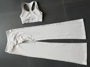 Ensemble de yoga extensible et respirant avec soutien-gorge de sport et pantalon patte d'eph.