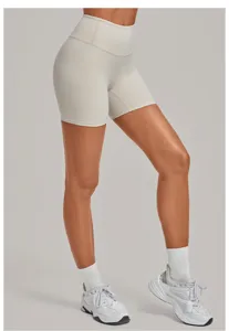 Pantaloncini da yoga minimalisti a vita alta, vista dettagliata, look sportivo aderente.