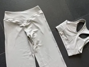 Ensemble de yoga respirant et confortable avec soutien-gorge de sport et pantalon évasé.