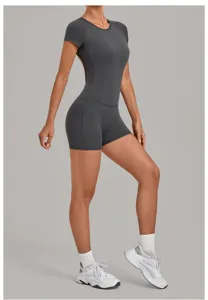 Combinaison de yoga moulante dos nu pour femme vue de côté montrant la coupe et le tissu actif.