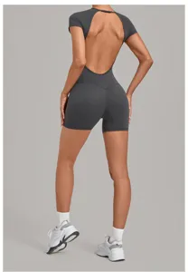 Combinaison de yoga fitness dos nu gris foncé avec short ajusté pour femmes vue de détail.