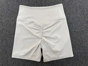 Dettaglio pantaloncini yoga arricciati vita alta, shorts fitness donna palestra sport.