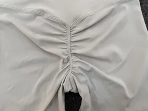 Pantaloncini da yoga a vita alta con effetto push-up grigio chiaro, abbigliamento fitness.