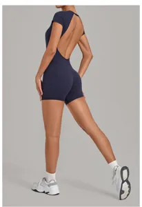 Vue détail combinaison yoga dos nu femme activewear short fitness entraînement tenue sport.