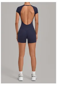 Femme combinaison fitness dos nu short, romper sport yoga minceur pour entraînement et fitness.