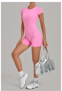 Vue détaillée de la combinaison de fitness rose pour femme et de la tenue de sport moulante.