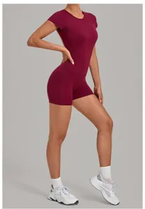 Vue détaillée combinaison de sport femme moulante dos nu manches courtes pour yoga.