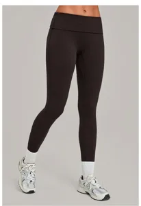 Gedetailleerd overzicht van hoge taille omslag fitness yogabroek, elastische sportlegging.