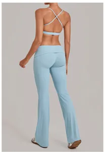 Achterkant detail van lichtblauwe yogaset met halterbeha en uitlopende broek met hoge taille.