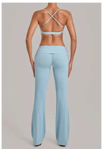 Lichtblauwe yogaset met halter top met kruisrug en uitlopende broek met omslagtaille voor dames