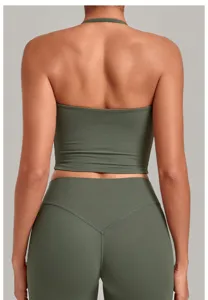 Λεπτομερής πίσω όψη από χακί crop top halter και αθλητικό κολάν για γιόγκα και γυμναστική.