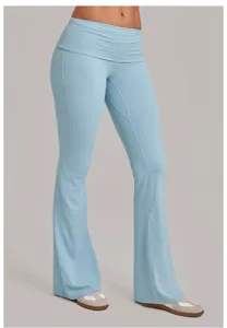 Vue détaillée du pantalon de yoga évasé bleu clair avec une taille haute à revers élégant.