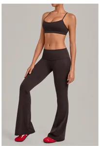Donkerbruine halter sportbeha en stijlvolle uitlopende yogabroek actieve kledingset.