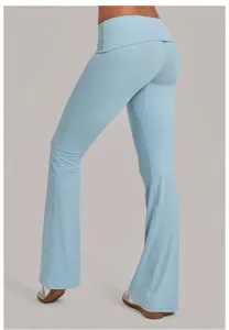 Vue détaillée du pantalon de yoga évasé bleu clair à taille repliée, tissu extensible et taille haute.