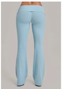 Vue detaillee du pantalon de yoga evase bleu clair a taille haute et revers au dos.