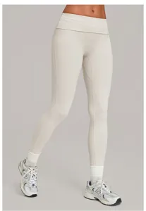 Gedetailleerd uitzicht op hoogwaardige sneldrogende yogaleggings in neutraal beige.