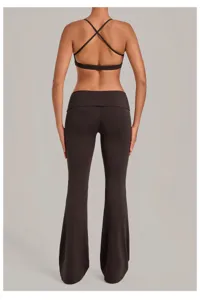 Achteraanzicht van dames yogaset met kruisband bh en flared broek met omslagband.