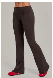 Gros plan sur le pantalon de yoga évasé à taille repliée haute en tissu technique marron.