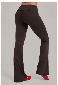 Vue détaillée arrière du pantalon de yoga évasé à taille haute en couleur marron foncé.