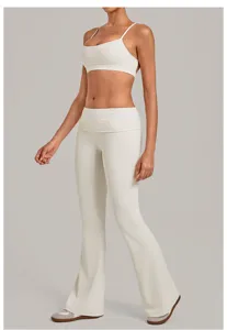 Off-white dames yogaset met comfortabele sportbeha en stijlvolle uitlopende yogabroek.