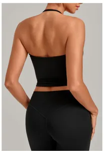 Λεπτομερής πίσω όψη μαύρου crop top με halter και ελαστικό κολάν γιόγκα για προπόνηση.