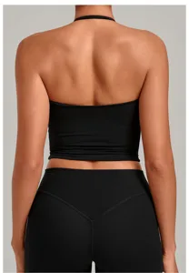 Πίσω όψη μαύρου crop top με λαιμόκοψη halter για γιόγκα και γυμναστική. Απαλό ύφασμα.