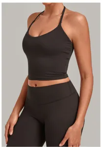 Γυναικείο μαύρο halter crop top γυμναστικής και κολάν για γιόγκα και προπόνηση πιλάτες.