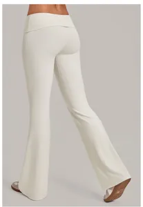 Vue arrière détaillée du pantalon de yoga évasé à taille haute rabattue, séchage rapide.