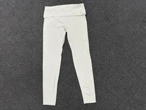 Detailweergave van de stijlvolle crossover tailleband en de elastische stof van de yogabroek.