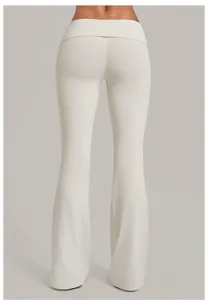 Detail arriere de pantalon de yoga taille haute a rabat legging evase sport actif.