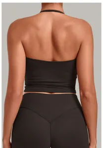 Λεπτομέρεια πλάτης μαύρου crop top halter για γυναικεία προπόνηση γυμναστικής και γιόγκα.