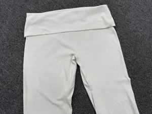 Close-up detail van dames sport yoga leggings met omslagband, elastische fitnessbroek.