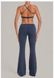 Achterkant van de donkerblauwe dames yogaset met sport-bh en uitlopende lange broek.