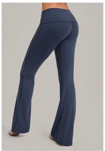 Vue détaillée du pantalon de yoga évasé à taille haute rabattue et confortable.