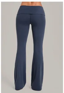 Vue détaillée du pantalon de yoga évasé bleu foncé à taille repliée montrant la coupe flatteuse.