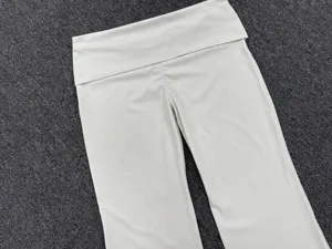 Détail du pantalon de yoga évasé à taille rabattue, tissu doux et séchage rapide.
