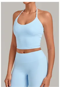Λεπτομέρεια γαλάζιο crop top halter, σχέδιο με ανοιχτή πλάτη για γιόγκα, γυμναστήριο.