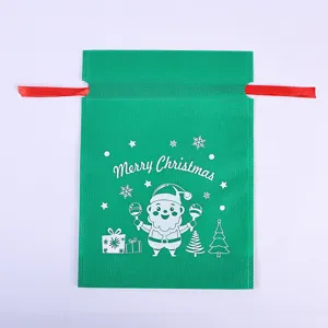 Grüner Vlies-Weihnachts-Kordelzug-Geschenkbeutel mit Weihnachtsmann-Druck und roten Bändern.