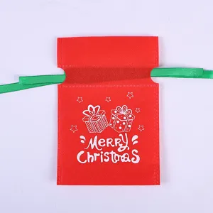 Detailansicht des roten Vlies-Weihnachtsgeschenkbeutels mit grünem Kordelzug und weißem Druck.