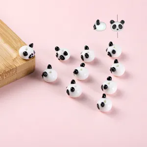 Dettaglio perle in vetro panda carino, perle sfuse in bianco e nero per gioielli fai da te fatti a mano.