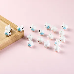 Primo piano dettagliato di simpatiche perline di ceramica animale per gioielli fai da te.