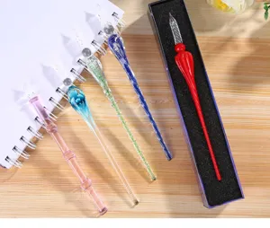 Gros plan d'un ensemble de stylos plume en verre cristal coloré, instrument d'écriture élégant.