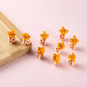 Primo piano dettagliato di simpatiche perline di animali in vetro arancione e bianco per accessori.