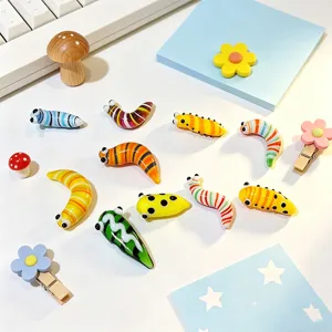 Mini figurine di bruco in vetro colorato, simpatiche decorazioni da scrivania in vetro.